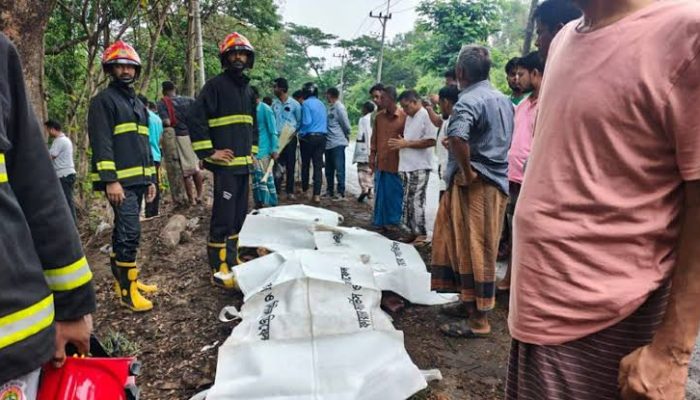 লোহাগাড়ায় নিয়ন্ত্রণ হারিয়ে খাদে মাইক্রোবাস; দুই বৌদ্ধ ভিক্ষুর মৃত্যু